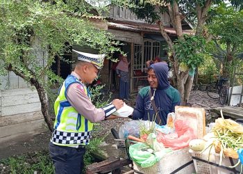 Ipda Irvan Bagi-bagi Nasi Kotak di Jumat Berkah