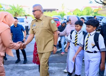Pj Gubernur Bustami Antar Anak Pada Hari Pertama Sekolah
