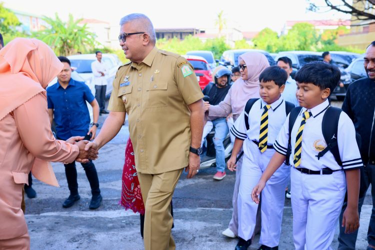 Pj Gubernur Bustami Antar Anak Pada Hari Pertama Sekolah
