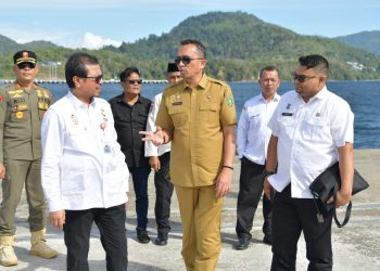 Pj. Sekda Aceh, Azwardi AP didampingi Pj. Walikota Sabang, Reza Fahlevi dan Kepala SKPA meninjau Venue PON XXI Cabor Kortball di GOR Merah Putih Sabang-Mauroke, Kota Sabang, Senin, 15/07/2024.