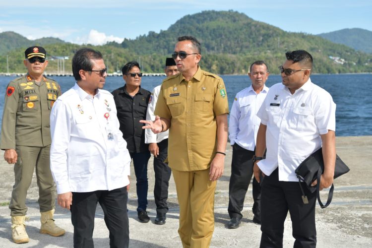 Pj. Sekda Aceh, Azwardi AP didampingi Pj. Walikota Sabang, Reza Fahlevi dan Kepala SKPA meninjau Venue PON XXI Cabor Kortball di GOR Merah Putih Sabang-Mauroke, Kota Sabang, Senin, 15/07/2024.
