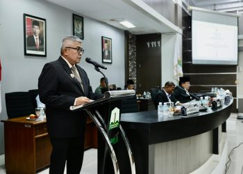 Pj Gubernur Aceh Bustami Hamzah menyampaikan Jawaban/Tanggapan Gubernur Aceh terhadap Pendapat Badan Anggaran DPR Aceh, kamis, 15 Juli 2024.