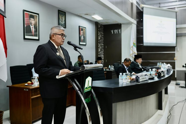 Pj Gubernur Aceh Bustami Hamzah menyampaikan Jawaban/Tanggapan Gubernur Aceh terhadap Pendapat Badan Anggaran DPR Aceh, kamis, 15 Juli 2024.
