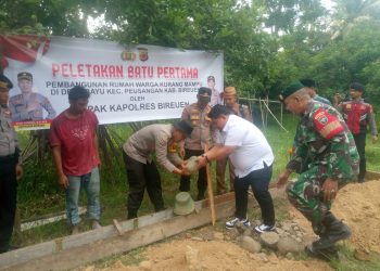 Kapolres Bireuen AKBP Jatmiko SH memberikan bantuan satu unit rumah sederhana kepada Zulfan (29), warga kurang mampu di Gampong Bayu, Kecamatan Peusangan, pada Rabu, 17 Juli 2024.