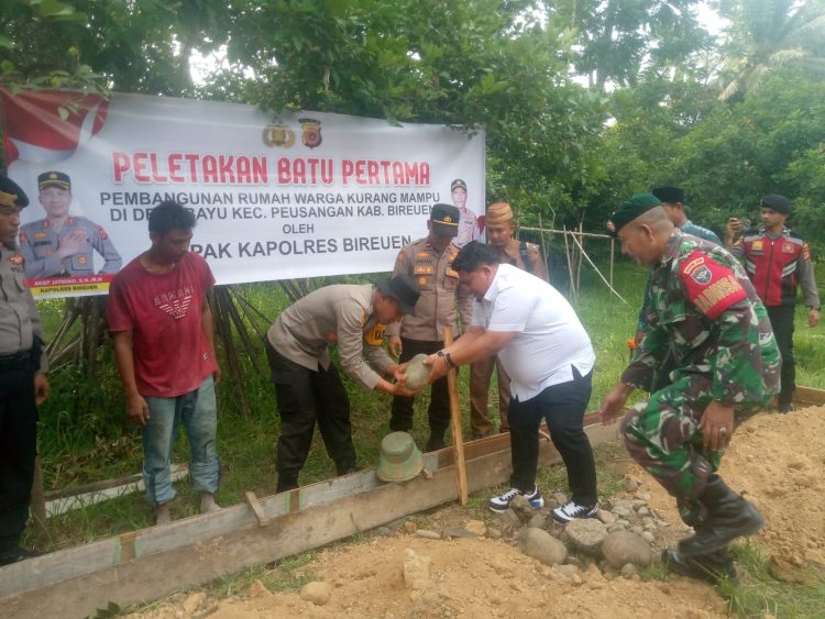 Kapolres Bireuen AKBP Jatmiko SH memberikan bantuan satu unit rumah sederhana kepada Zulfan (29), warga kurang mampu di Gampong Bayu, Kecamatan Peusangan, pada Rabu, 17 Juli 2024.