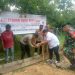 Kapolres Bireuen AKBP Jatmiko SH memberikan bantuan satu unit rumah sederhana kepada Zulfan (29), warga kurang mampu di Gampong Bayu, Kecamatan Peusangan, pada Rabu, 17 Juli 2024.