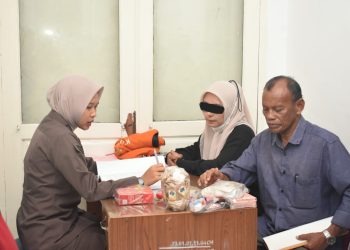 Kejaksaan Negeri Bireuen menerima 1 (satu) orang Tersangka beserta barang bukti (tahap II) dalam perkara Tindak Pidana kesehatan berupa kosmetik ilegal a.n Tersangka YN, bertempat di Kantor Kejaksaan Negeri Bireuen Kamis 18 Juli 2024.