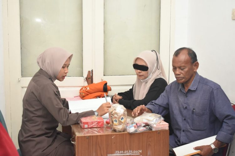 Kejaksaan Negeri Bireuen menerima 1 (satu) orang Tersangka beserta barang bukti (tahap II) dalam perkara Tindak Pidana kesehatan berupa kosmetik ilegal a.n Tersangka YN, bertempat di Kantor Kejaksaan Negeri Bireuen Kamis 18 Juli 2024.