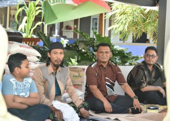 Kepala Kejaksaan Negeri Bireuen Munawal Hadi, S.H.,M.H bersama Ketua Ikatan Adhyaksa Dharmakarini (IAD) Daerah Bireuen Ny. Asrina Munawal, S.T