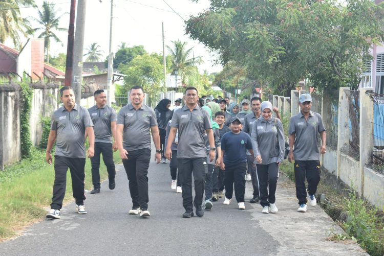 menyambut Hari Bhakti Adhyaksa (HBA) ke-64 dan HUT IAD ke-24 Kepala Kejaksaan Negeri Bireuen Munawal Hadi, S.H.,M.H didampingi Ketua IAD Daerah Bireuen Ny. Asrina Munawal, S.T menggelar kegiatan jalan santai bersama seluruh keluarga besar Kejaksaan Negeri Bireuen Sabtu 20 Juli 2024.