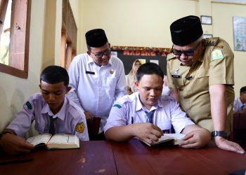 Penjabat Gubernur Aceh, Bustami, SE, M.Si., bersama Kakanwil Kemenag Aceh, Azhari, dan Kadis Pendidikan Aceh, Marthunis, melakukan Launching Gerakan Tuntas Baca Quran jenjang SMK dan MAN se-Aceh di SMA 11 Banda Aceh, Selasa, 23/7/2024 Jam 8:30-9:30