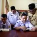 Penjabat Gubernur Aceh, Bustami, SE, M.Si., bersama Kakanwil Kemenag Aceh, Azhari, dan Kadis Pendidikan Aceh, Marthunis, melakukan Launching Gerakan Tuntas Baca Quran jenjang SMK dan MAN se-Aceh di SMA 11 Banda Aceh, Selasa, 23/7/2024 Jam 8:30-9:30