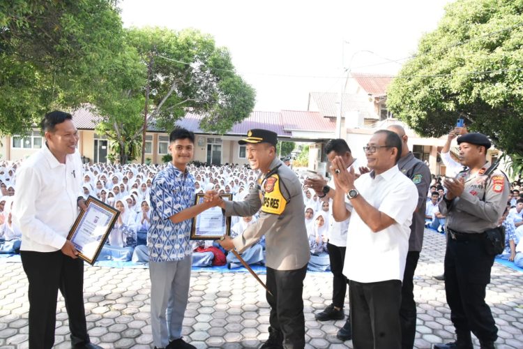 Kapolres Bireuen Motivasi Siswa SMAN 1 Bireuen dengan Pantun