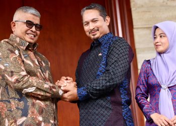 Penjabat Gubernur Aceh, Bustami, SE, M.Si., disambut Konsul Jenderal Malaysia Medan Shahril Nizam bin Abdul Malek beserta Istrinya Puan Dewi Manja binti Alleh, saat memenuhi undangan majelis makan siang di Kediaman Konsul Jenderal Malaysia Medan, di Komplek D’Palace Residence, Medan Polonia, Kota Medan, Sumatra Utara, Minggu, 4/8/2024