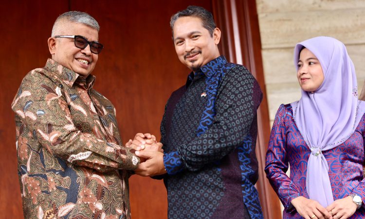 Penjabat Gubernur Aceh, Bustami, SE, M.Si., disambut Konsul Jenderal Malaysia Medan Shahril Nizam bin Abdul Malek beserta Istrinya Puan Dewi Manja binti Alleh, saat memenuhi undangan majelis makan siang di Kediaman Konsul Jenderal Malaysia Medan, di Komplek D’Palace Residence, Medan Polonia, Kota Medan, Sumatra Utara, Minggu, 4/8/2024