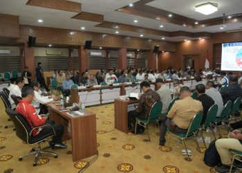 BANDA ACEH – Penjabat Sekretaris Daerah Aceh Azwardi, selaku Ketua Harian Panitia Besar Pekan Olahraga Nasional (PB PON) XXI 2024 Aceh-Sumut Wilayah Aceh, memimpin Rapat Teknis Finalisasi Kegiatan antar Bidang PB PON dengan Instansi Pendukung dan Pemerintah Kota Banda Aceh, terhadap penyelenggaraan PON XXI/2024, di gedung Serbaguna Setda Aceh, Minggu (4/8/2024).