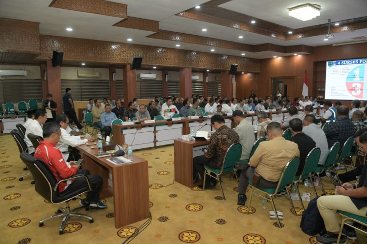 BANDA ACEH – Penjabat Sekretaris Daerah Aceh Azwardi, selaku Ketua Harian Panitia Besar Pekan Olahraga Nasional (PB PON) XXI 2024 Aceh-Sumut Wilayah Aceh, memimpin Rapat Teknis Finalisasi Kegiatan antar Bidang PB PON dengan Instansi Pendukung dan Pemerintah Kota Banda Aceh, terhadap penyelenggaraan PON XXI/2024, di gedung Serbaguna Setda Aceh, Minggu (4/8/2024).