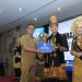Asisten Administrasi Umum Sekda Aceh Iskandar, didampingi Kepala Dinas Arsip dan Perpustakaan Aceh Edi Yandra, menyerahkan hadiah sekaligus menobatkan Raja dan Ratu Baca Aceh terpilih, pada acara penobatan raja dan ratu baca Aceh, di Aula Perpustakaan Wilayah, Senin (5/8/2024).