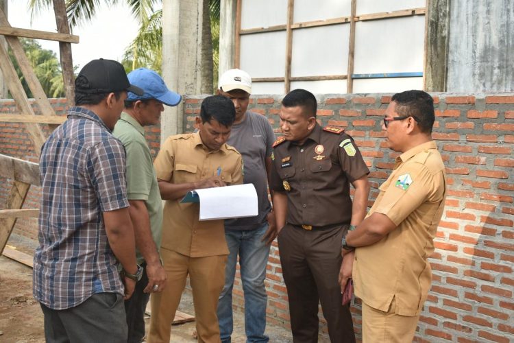 Kepala Kejaksaan Negeri Bireuen Munawal Hadi, S.H.,M.H turun ke lapangan untuk meninjau secara langsung pembangunan Lumbung Pangan di Desa Buket Teukueh Kecamatan Kota Juang Kabupaten Bireuen, Senin, 5/8/2024