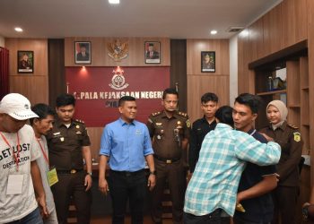Kepala Kejaksaan Negeri Bireuen Munawal Hadi, S.H.,M.H didampingi Kasi Pidum Kejaksaan Negeri Bireuen, Firman Junaidi, S.E.,S.H.,M, mengatakan kepada media, Penghentian Penuntutan berdasarkan Keadilan Restoratif (RJ) dilaksanakan secara virtual bersama Kajati Aceh Drs. Joko Purwanto, S.H dan Kasubdit Pra penuntutan Kejaksaan Agung R.I. Kamis (08/8-2024).