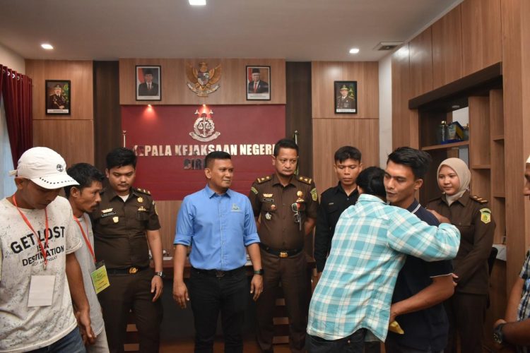 Kepala Kejaksaan Negeri Bireuen Munawal Hadi, S.H.,M.H didampingi Kasi Pidum Kejaksaan Negeri Bireuen, Firman Junaidi, S.E.,S.H.,M, mengatakan kepada media, Penghentian Penuntutan berdasarkan Keadilan Restoratif (RJ) dilaksanakan secara virtual bersama Kajati Aceh Drs. Joko Purwanto, S.H dan Kasubdit Pra penuntutan Kejaksaan Agung R.I. Kamis (08/8-2024).