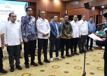 PJ.Gubernur Aceh Lantik Tim TKDV untuk percepatan pembangunan Aceh di aula serbaguna Sekdaprov pada Rabu 7/8/2024