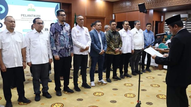 PJ.Gubernur Aceh Lantik Tim TKDV untuk percepatan pembangunan Aceh di aula serbaguna Sekdaprov pada Rabu 7/8/2024