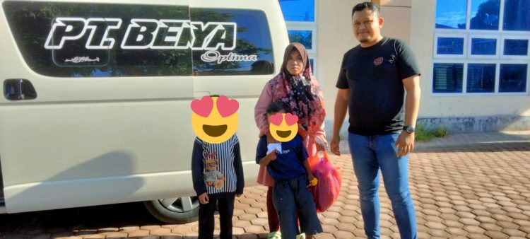 Zulmi Adha, S.STP, terpanggil secara kemanusiaan untuk memberikan tiket Angkutan kepada keluarga tersebut, Sabtu ( 10 Agustus 2024).