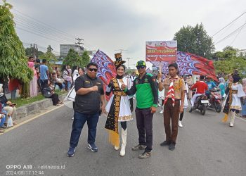 Camat Peusangan Teguh Mandiri Putra, S.STP berpoto dengan perseta Karnaval Drumband SMKN 1 Peusangan Sabtu,17/8/2024
