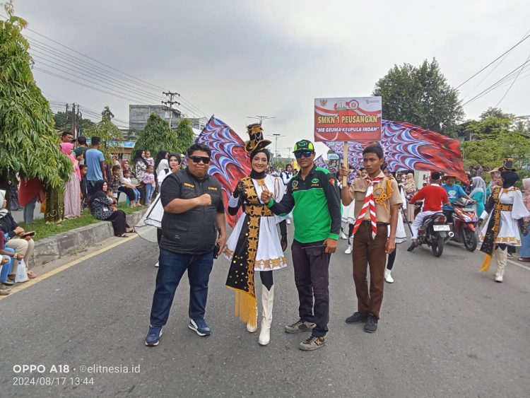 Camat Peusangan Teguh Mandiri Putra, S.STP berpoto dengan perseta Karnaval Drumband SMKN 1 Peusangan Sabtu,17/8/2024