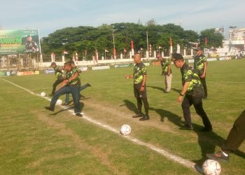 Komandan Korem (Danrem) 011/Lilawangsa Kolonel Inf Ali Imran bersama dengan Forkopimda Bireuen menandai resmi dibukanya Turnamen Piala Danrem 011/Lilawangsa Tahun 2024.
