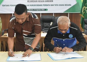 Kepala Kejaksaan Negeri Bireuen Munawal Hadi, S.H.,M.H melakukan penandatangan Memorandum of Understanding (MoU) antara Kejaksaan Negeri Bireuen dan PDAM Krueng Peusangan