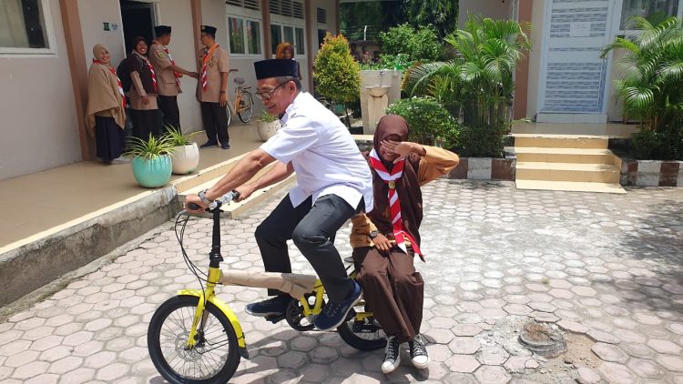 Rialna Salsa Siswa Kelas X SMAN 1 Juli Anak dati Mahlizar (Tukang)Dan Ibunya Yanti ( IRT) Desa Seunebok Dalam kec.Juli Senin,26/8/2024