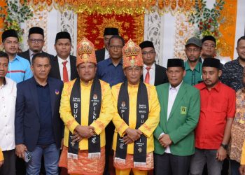 Foto bersama : Pasangan Calon Bupati Bireuen dan ketua KIP Serta Ketua Partai Politik pada saat Pendaftaran