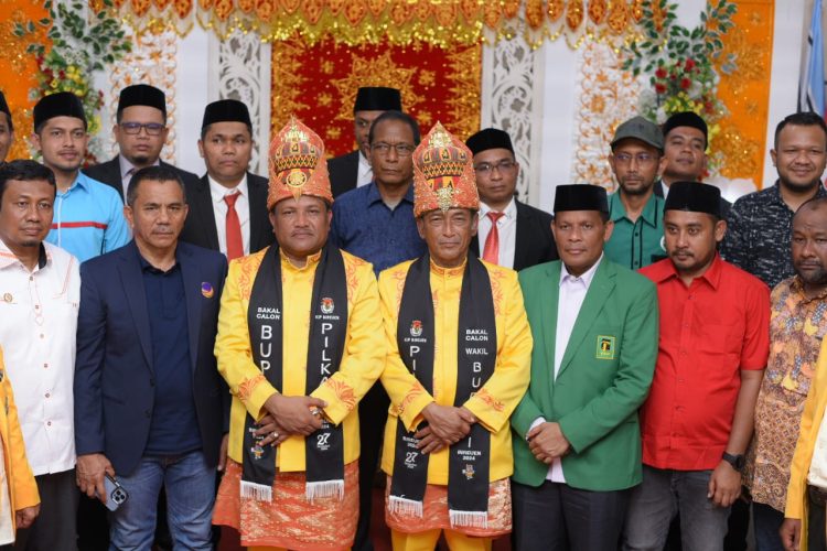 Foto bersama : Pasangan Calon Bupati Bireuen dan ketua KIP Serta Ketua Partai Politik pada saat Pendaftaran