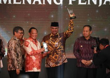 JAKARTA - Penjabat (Pj) Gubernur Aceh, Dr. Safrizal ZA, M.Si, menerima Apresiasi Kinerja Penjabat Kepala Daerah Tahun 2024, diserahkan oleh Menteri Dalam Negeri Tito Karnavian di The Tribrata, Hotel & Convention Center Darmawangsa Jakarta, 30 Agustus 2024
