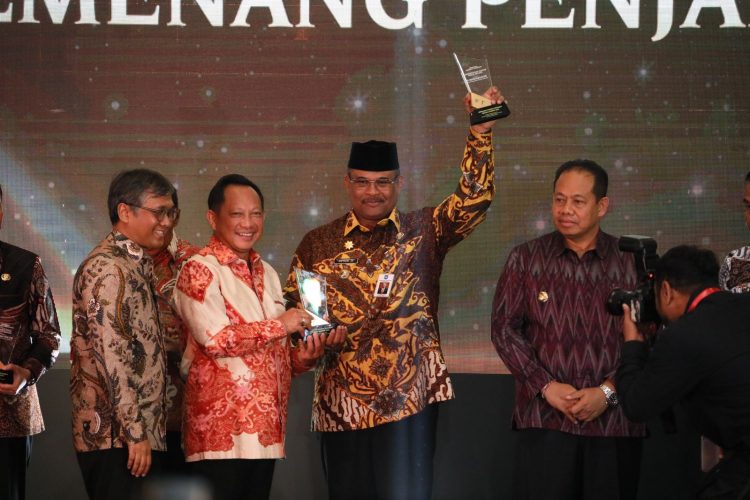 JAKARTA - Penjabat (Pj) Gubernur Aceh, Dr. Safrizal ZA, M.Si, menerima Apresiasi Kinerja Penjabat Kepala Daerah Tahun 2024, diserahkan oleh Menteri Dalam Negeri Tito Karnavian di The Tribrata, Hotel & Convention Center Darmawangsa Jakarta, 30 Agustus 2024