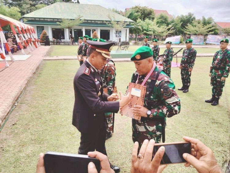 Serda Gusli, Babinsa Koramil 03/Jeunieb, Raih Penghargaan Babinsa Terbaik Bidang Pendidikan pada HUT ke-79 TNI