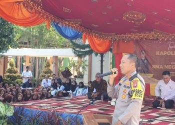 Kapolres Bireuen AKBP Jatmiko SH MH Beri Tausiah di SMAN 2 Bireuen tentang Pentingnya Akhlak Mulia
