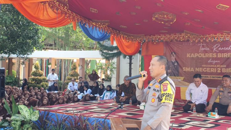Kapolres Bireuen AKBP Jatmiko SH MH Beri Tausiah di SMAN 2 Bireuen tentang Pentingnya Akhlak Mulia