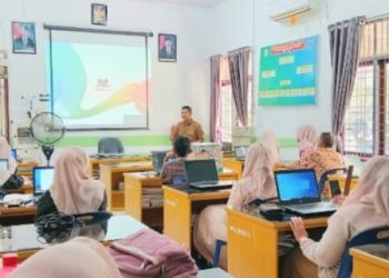 Narasumber, Khairuddin sedang memaparkan materi tentang teknis penyusunan soal semester tahun 2024.