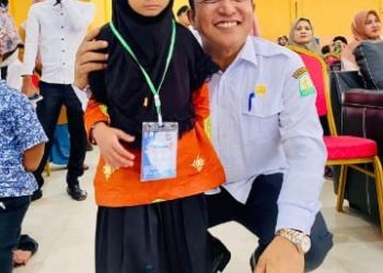Kacabdin Abes dan Bac Syarwan Joni, S.Pd., M.Pd bersama Zahra Akramiya peserta terkecil dari SLB YAPDI Banda Aceh