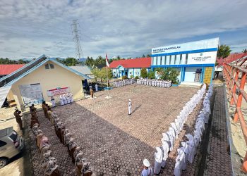 Kacabdin Bireuen Abdul Hamid SPd MPd menjadi pembina upacara di SMKN 1 Jeunieb Senin, 14/10/2024