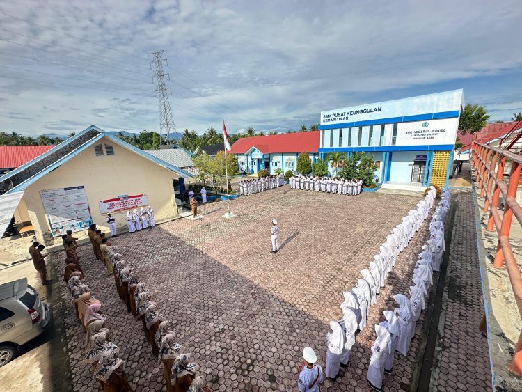 Kacabdin Bireuen Abdul Hamid SPd MPd menjadi pembina upacara di SMKN 1 Jeunieb Senin, 14/10/2024