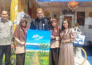 Siswa SMAN 1 Bireuen Persembahkan Lukisan “Permadani Biru, Permata Hati” untuk Kepala Dinas Pendidikan Aceh