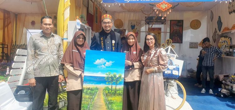 Siswa SMAN 1 Bireuen Persembahkan Lukisan “Permadani Biru, Permata Hati” untuk Kepala Dinas Pendidikan Aceh