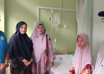 Kacabdin, Ketua MKKS SMK dan Ibu DWP Jenguk Guru SMKN 1 Simpang Mamplam yang Kecelakaan saat Menuju One Day Expo Pendidikan