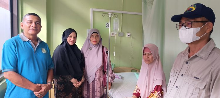 Kacabdin, Ketua MKKS SMK dan Ibu DWP Jenguk Guru SMKN 1 Simpang Mamplam yang Kecelakaan saat Menuju One Day Expo Pendidikan