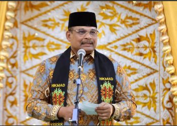 Penjabat Gubernur Aceh, Dr. H. Safrizal ZA, M.Si, Memberi sambutan pada acara Maulid Nabi Besar Muhammad SAW 1446 H, santuni anak yatim sekaligus tepung tawar, di Asrama Merdu dan Meurah Dua Gampong Ateuk, Banda Aceh, Minggu, (13/10/2024)