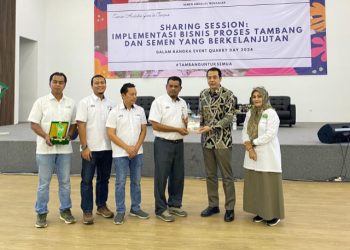 Rektor Serahkan Buku Karya Dekan FP Unaya Dalam PT. SBA Goes to Campus